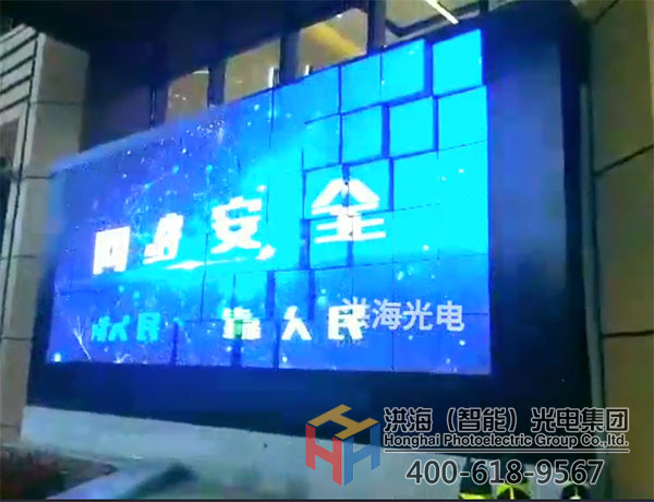 伸縮波浪屏在美化城市方面發(fā)揮著獨特的作用。